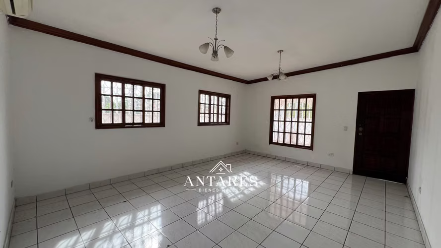 Casa para vivienda u oficinas en zona del colegio Americano