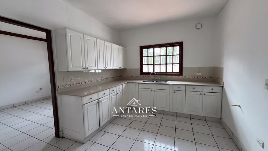 Casa para vivienda u oficinas en zona del colegio Americano