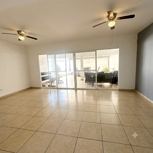 Hermosa Casa en venta en Las Colinas, Managua