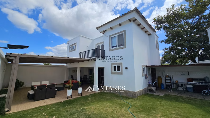 Casa en Renta en Las Colinas