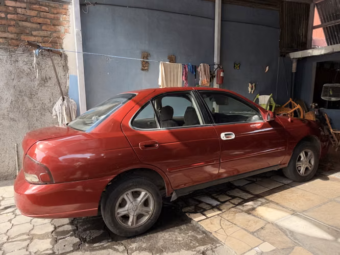 NISSAN SENTRA 2002 - COLOR ROJO