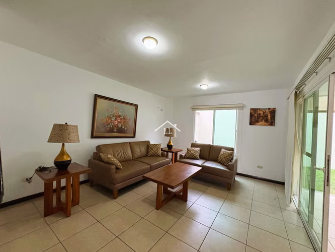 LL - Se Renta Linda Casa en Condominio en Las Colinas - Imagen 2