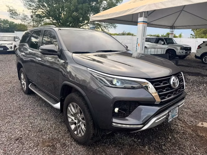 VENDO TOYOTA FORTUNER SRV 2021  con Hannah Leiva - Imagen 2