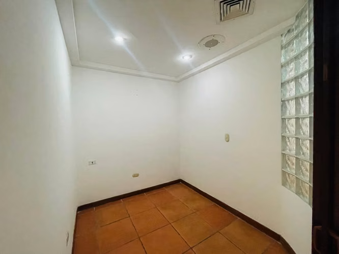 KW - Venta,  oficina en Centro Coorporativo Ofiplaza. - Imagen 2