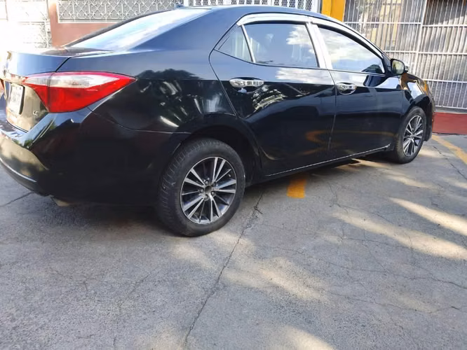Toyota Corolla LE - Imagen 2