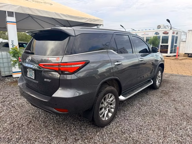 TOYOTA FORTUNER SRV AÑO 2021