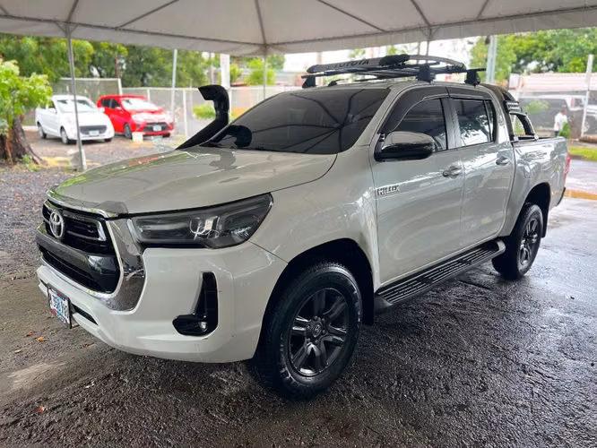 TOYOTA HILUX SRV AÑO 2023