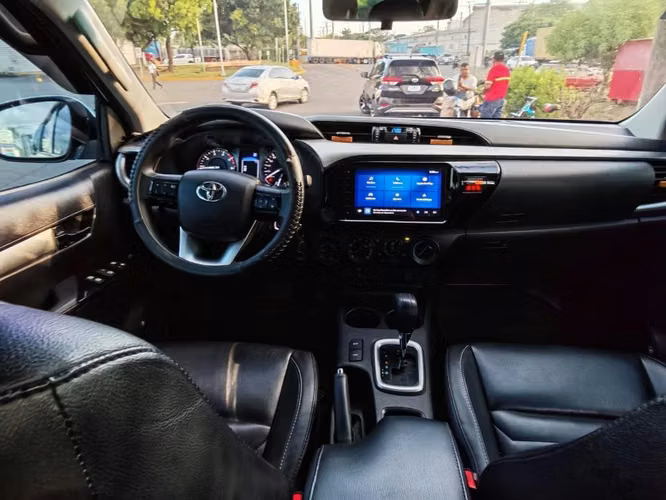 Vendo Hilux SR intermedia año 2024 automática - Imagen 5