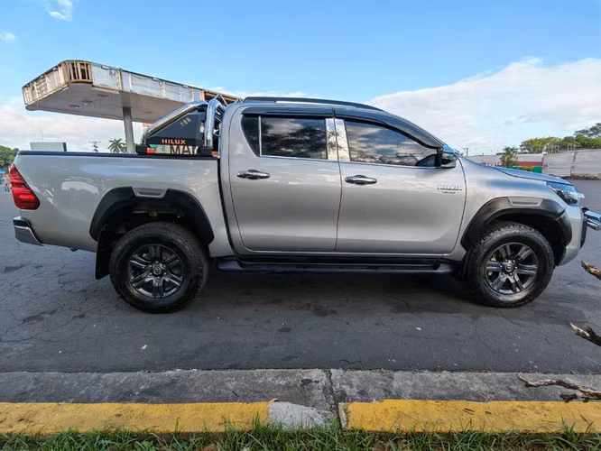 Vendo Hilux SR intermedia año 2024 automática - Imagen 2