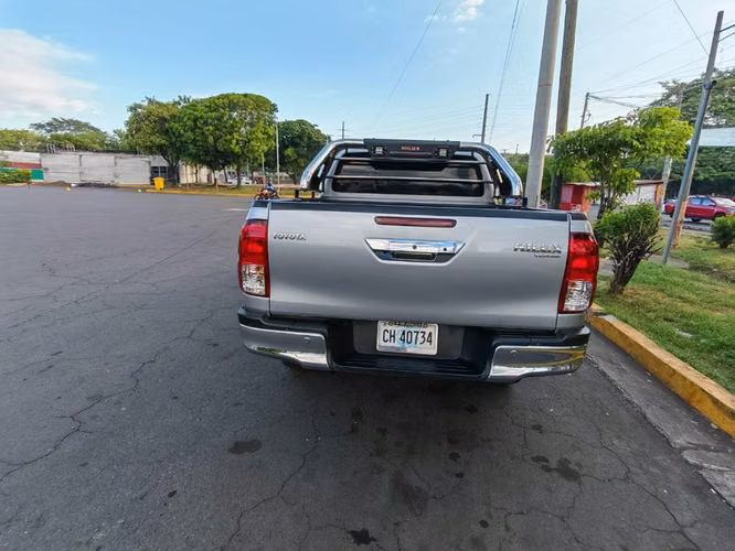 Vendo Hilux SR intermedia año 2024 automática - Imagen 4