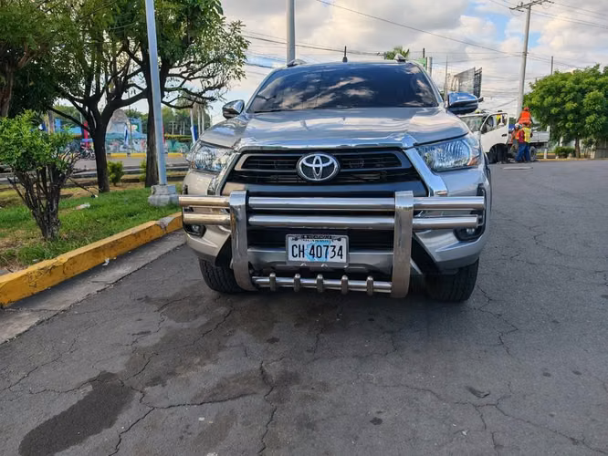 Vendo Hilux SR intermedia año 2024 automática - Imagen 3
