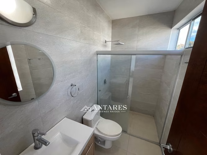 Moderna Casa de 3 Pisos en Villa Fontana