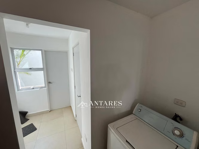 Moderna Casa de 3 Pisos en Villa Fontana