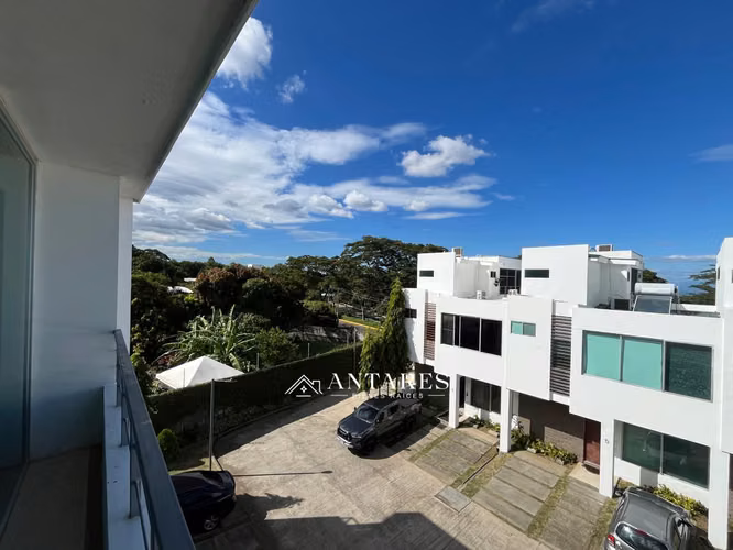 Moderna Casa de 3 Pisos en Villa Fontana