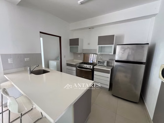 Moderna Casa de 3 Pisos en Villa Fontana