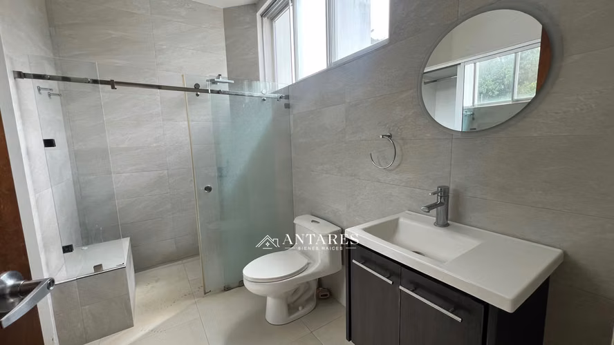 Moderna Casa de 3 Pisos en Villa Fontana