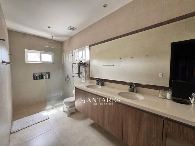 Moderna Casa en Villa Fontana Sur