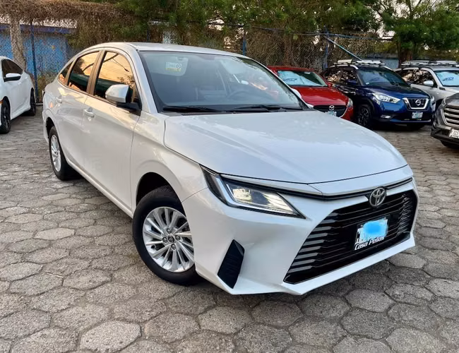 YARIS 2025 COMO NUEVOS AMBOS SEDANES PRECIOSOS EJEMPLARES