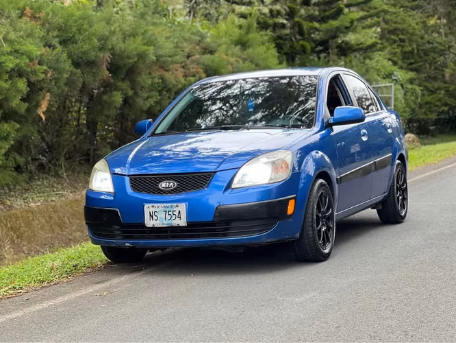 Kia Río azul del año 2008