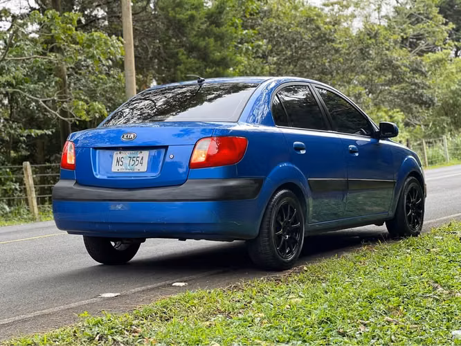 Kia Río azul del año 2008