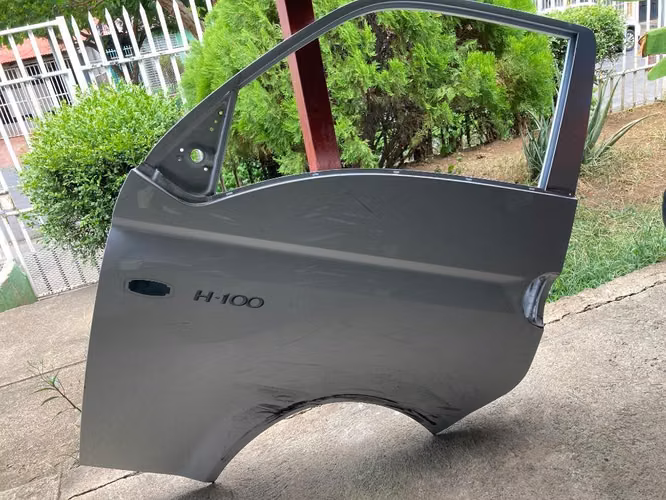 PUERTA IZQUIERDA HYUNDAI H-100, EXCELENTE CONDICIONES 