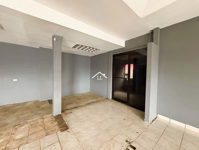 LL-Se Renta Local Comercial de Oficinas y Bodegas en Calle Principal Los Robles - Imagen 6