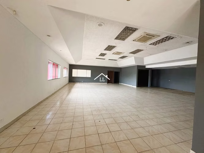 LL-Se Renta Local Comercial de Oficinas y Bodegas en Calle Principal Los Robles - Imagen 2