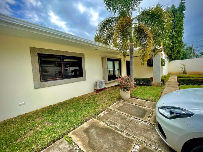 Hermosa Casa con Muebles en Santo Domingo - Imagen 2