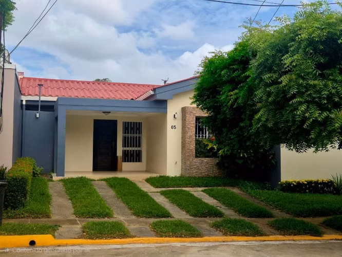 Hermosa Casa en Venta km 15 Carretera a Masaya muy buen mantenimiento 