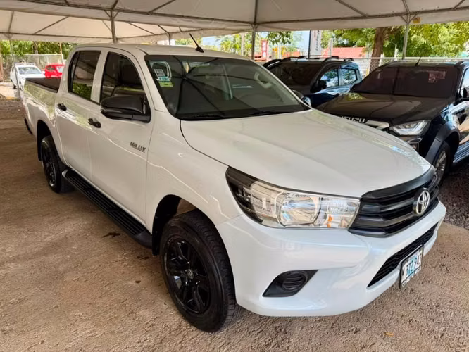 TOYOTA HILUX 2023 BÁSICA