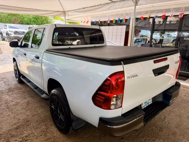 TOYOTA HILUX 2023 BÁSICA - Imagen 3