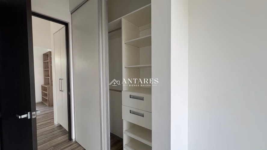 Moderna Casa con Línea Blanca - Imagen 16