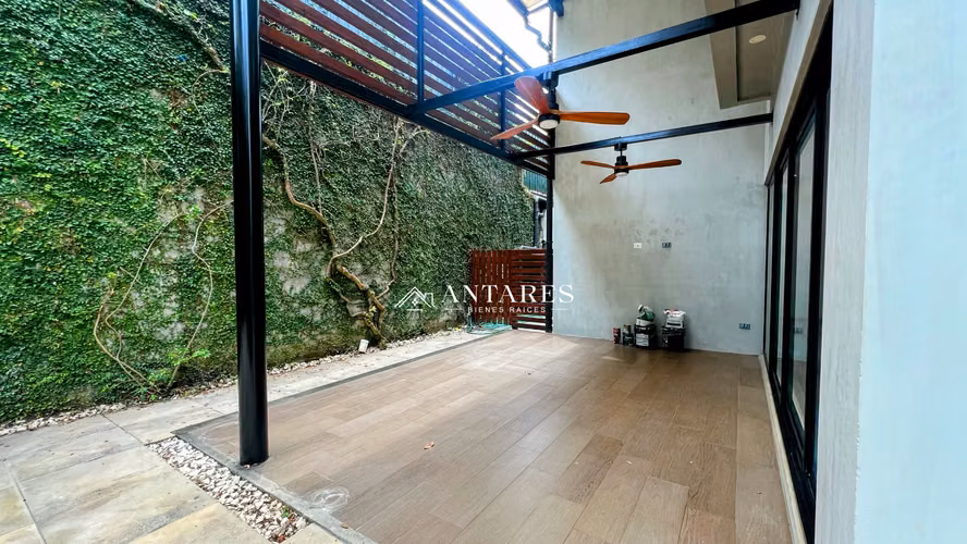 Moderna Casa con Línea Blanca - Imagen 8