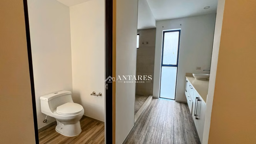 Moderna Casa con Línea Blanca - Imagen 18