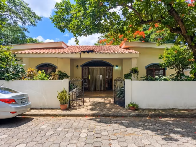 Hermosa casa en km 13 carretera a Masaya