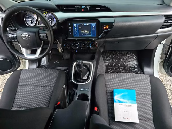 VENDO BELLA TOYOTA HILUX REVO AÑO 2022 MECANICA 4*4 - Imagen 4