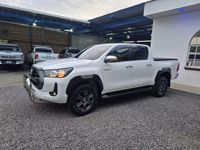 VENDO BELLA TOYOTA HILUX REVO AÑO 2022 MECANICA 4*4