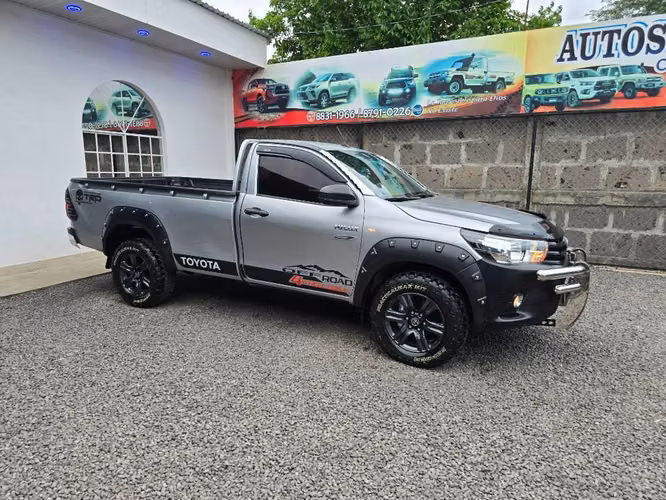 VENDO LINDA TOYOTA HILUX REVO AÑO 2023 MECANICA 4*4