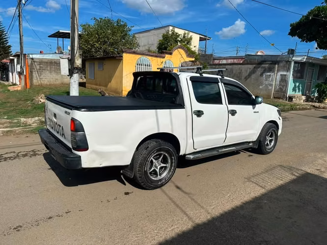 HILUX  BAJA  4*2  --  AÑO :::: 2014