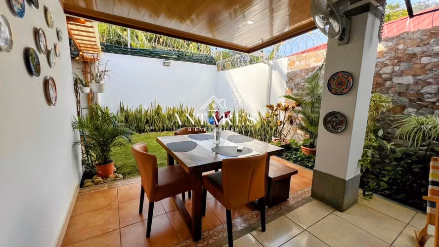 Linda Casa en Residencial Carretera Masaya
