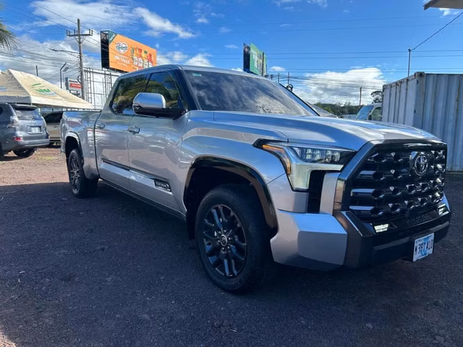 Toyota tundra platinum año 2024   8,000 km recorridos - Imagen 6