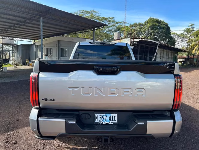 Toyota tundra platinum año 2024   8,000 km recorridos - Imagen 4