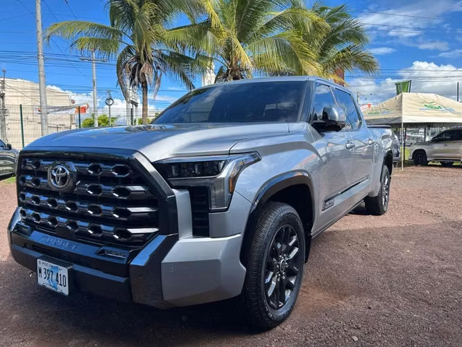 Toyota tundra platinum año 2024   8,000 km recorridos - Imagen 2
