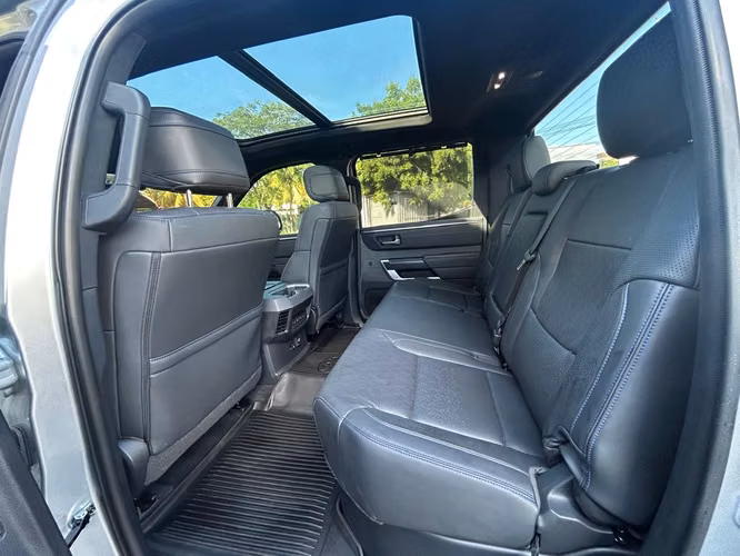 Toyota tundra platinum año 2024   8,000 km recorridos - Imagen 7