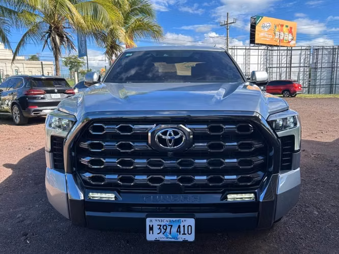 Toyota tundra platinum año 2024   8,000 km recorridos