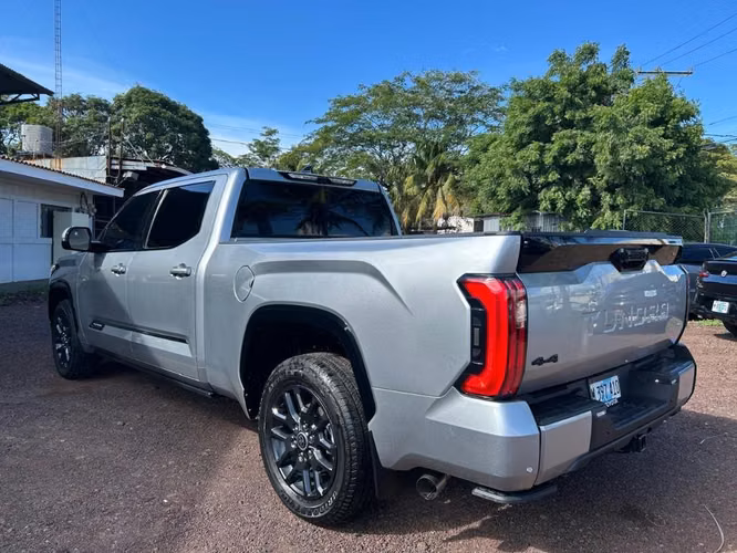 Toyota tundra platinum año 2024   8,000 km recorridos - Imagen 3