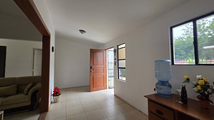 YA-Vendo bonita casa en residencial en el centro de Managua - Imagen 10
