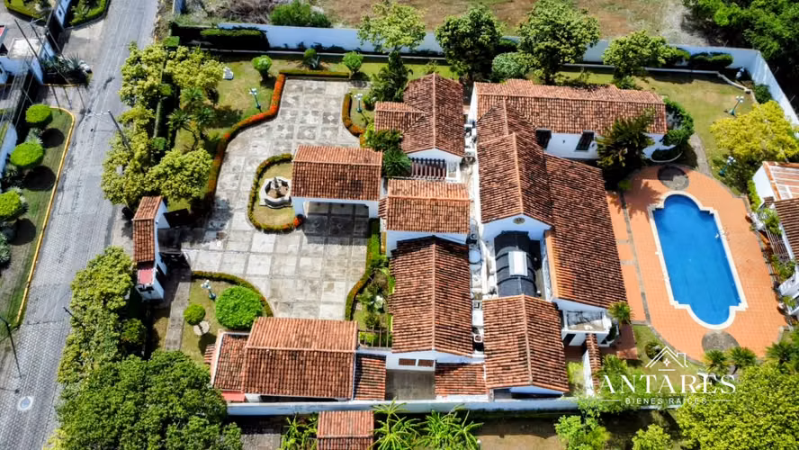 Venta o Renta de Bella Mansión en Las Colinas - Imagen 18