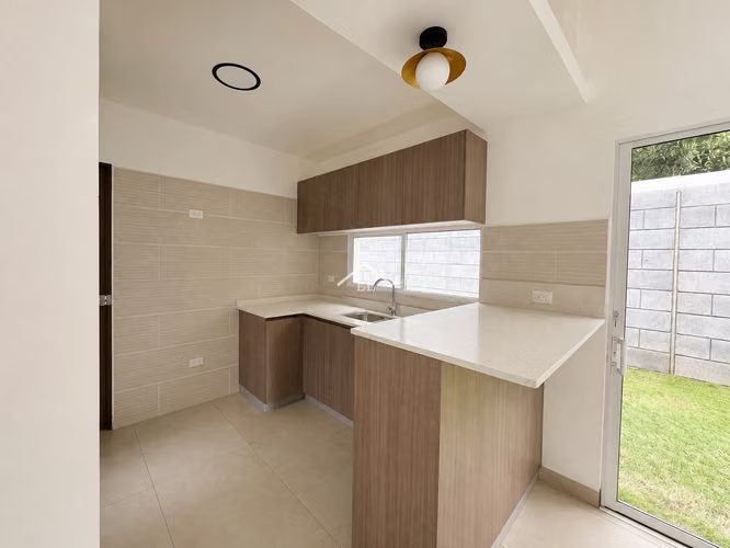 LL - Se Vende Complejo de 4 Casas en Santo Domingo - Imagen 5