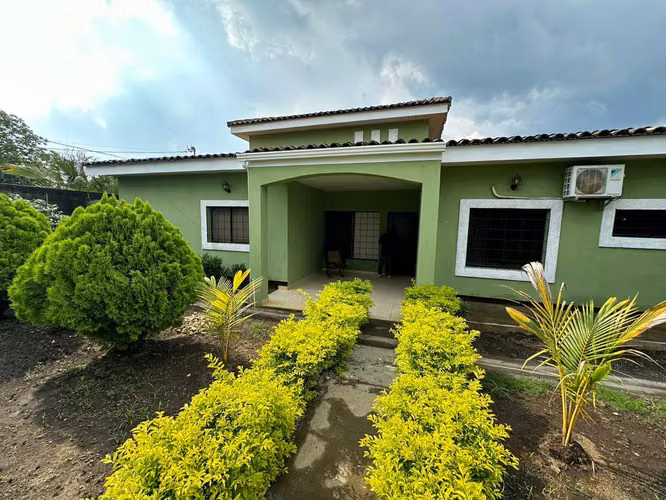 casa en venta en león villa santa Martha